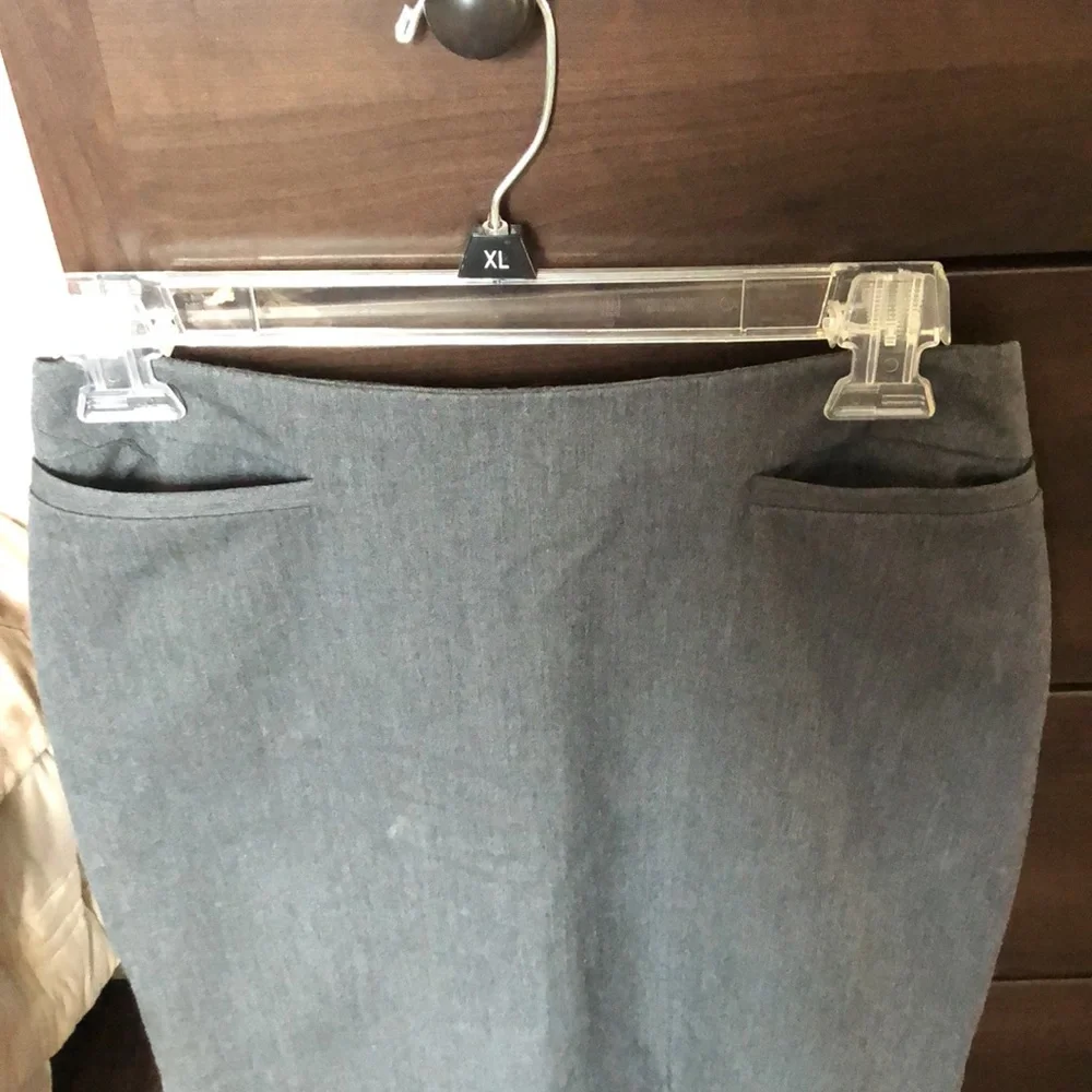 The Limited - Cute stretch skirt. Excellent condition to big for me - Picture 2 of 4